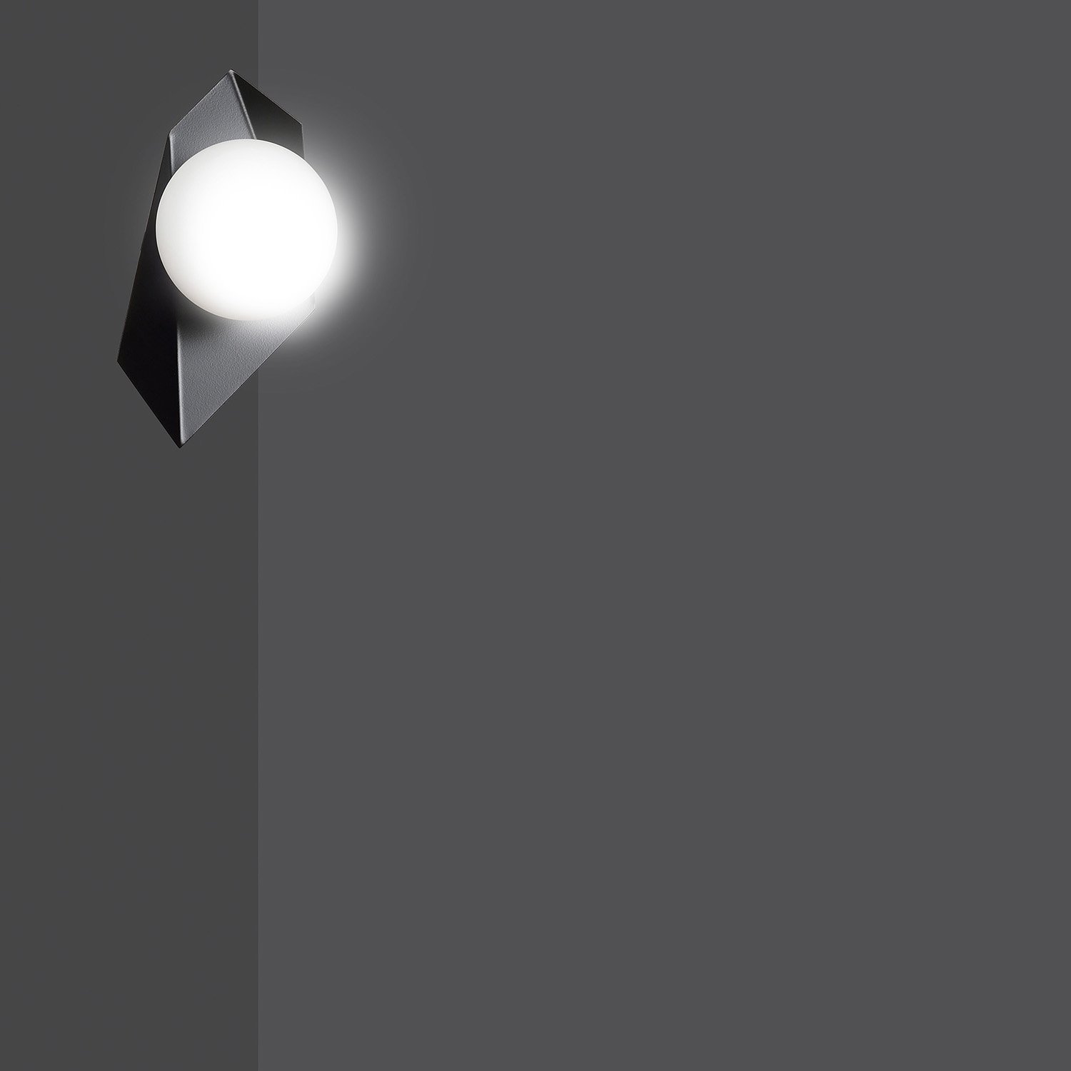 Applique Moderna 1 Luce Sharada In Acciaio Nero E Sfera Vetro Opalino 636/K1