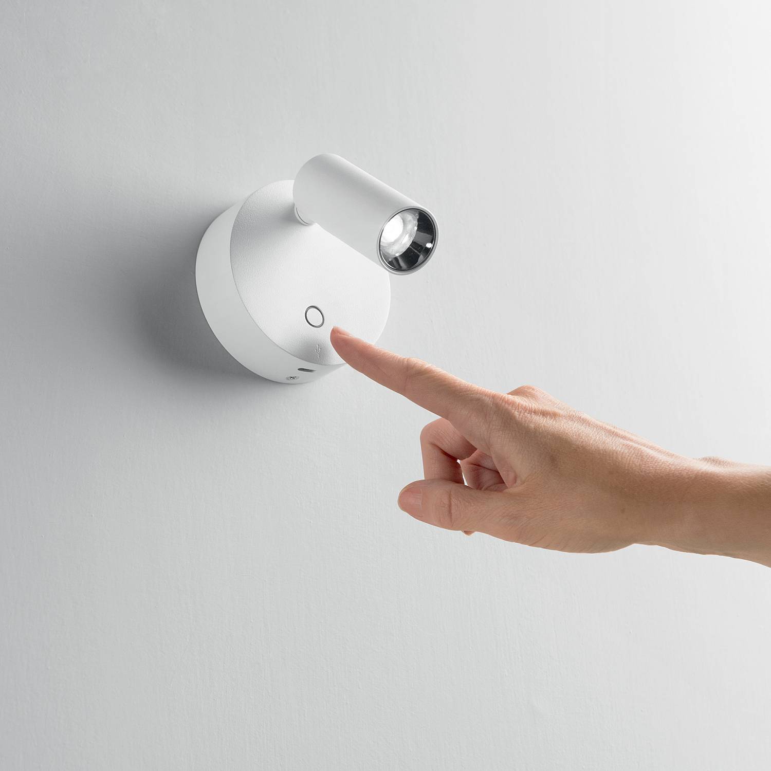 Applique Elf 1 Luce Led Integrato Bianca Con Presa Usb E Interruttore 347479